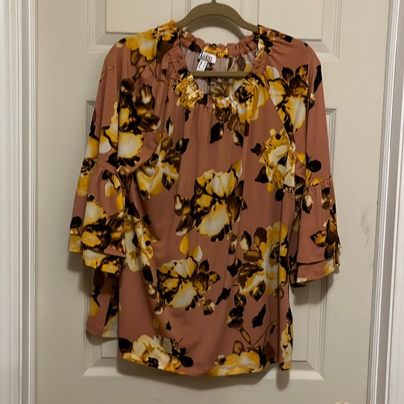 Flower pattern beautiful blouse type top. - Picture 1 of 6